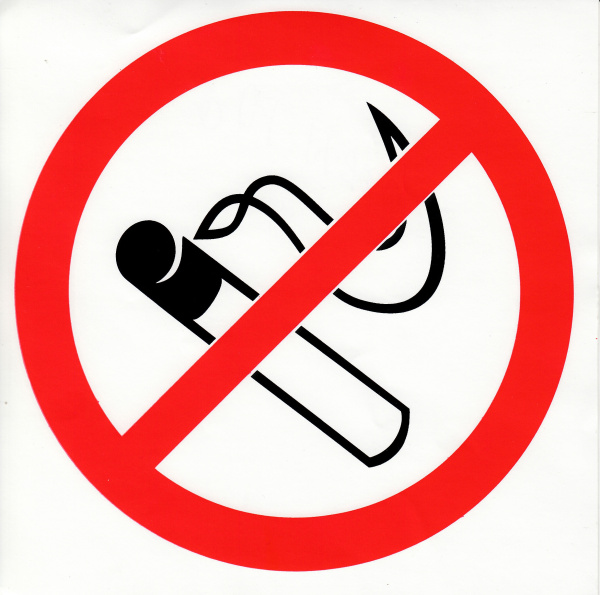 Фотолюминесцентный знак безопасности. (P 01) Запрещается курить (200х200).