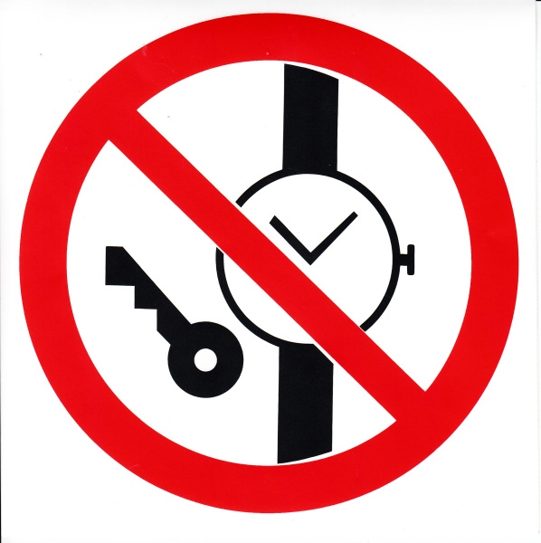 Самоклеющаяся табличка. (P 27). Запрещается иметь при (на) себе металлические предметы (часы и т.п.) (d200мм)