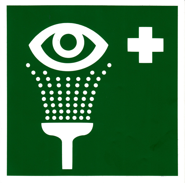 Самоклеющаяся табличка. (EC 04). Пункт обработки глаз (200х200мм)