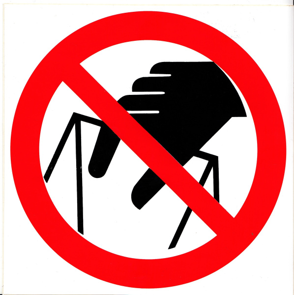 Самоклеющаяся табличка. (P 33). Запрещается брать руками. Сыпучая масса (Непрочная упаковка) (d200мм)