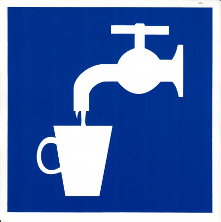 Знак безопасности на пластике. (D 02). Питьевая вода (200х200мм)