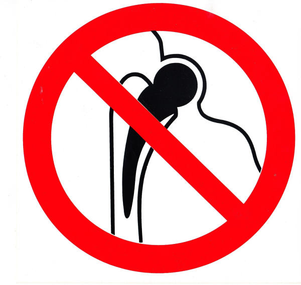 Самоклеющаяся табличка. (P 16). Запрещается работа (присутствие) людей, имеющих металлические имплантанты (d200мм)