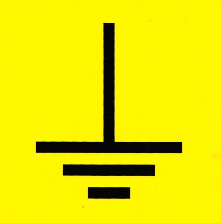Знак безопасности на пластике "Заземление" (200х200мм)