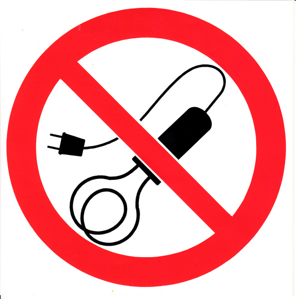 Самоклеющаяся табличка. (P 21-1). Запрещается пользоваться электронагревательными приборами (d200мм)