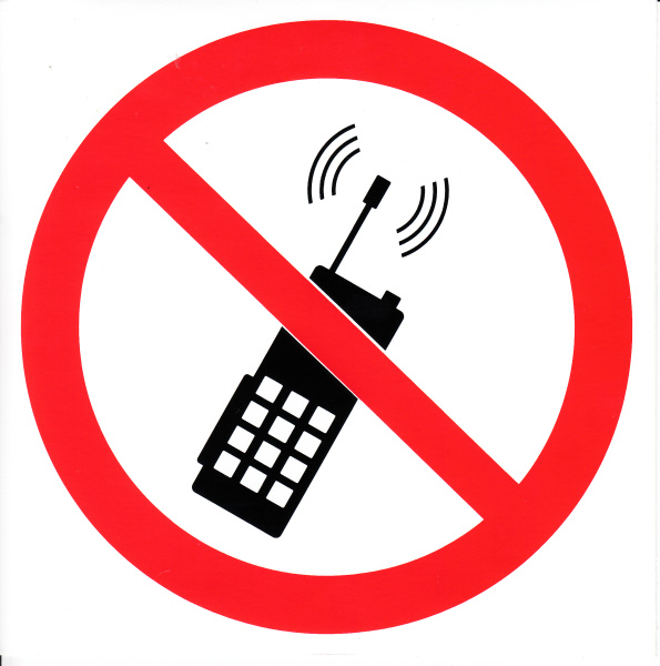 Самоклеющаяся табличка. (P 18). (d200мм) Запрещается пользоваться мобильным (сотовым) телефоном или переносной рацией