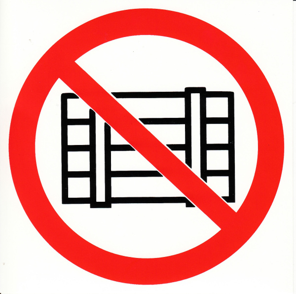 Фотолюминесцентный знак безопасности. (P 12) Запрещается загромождать проходы и (или) складировать (200х200)