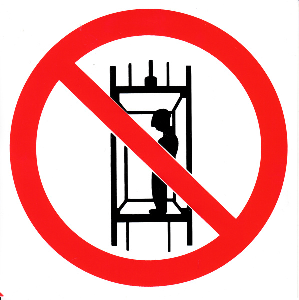 Самоклеющаяся табличка. (P 13). Запрещается подъем (спуск) людей по шахтному стволу (запрещается транспортировка пассажиров) (d200мм)