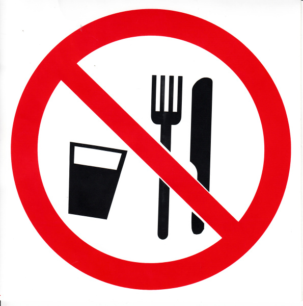 Самоклеющаяся табличка. (P 30). Запрещается принимать пищу (d200мм)